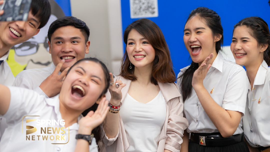 ประมวลภาพ แจกความสดใส "มาดามเดียร์" รุกคนรุ่นใหม่ ประมวลภาพ แจกความสดใส "มาดามเดียร์" รุกคนรุ่นใหม่