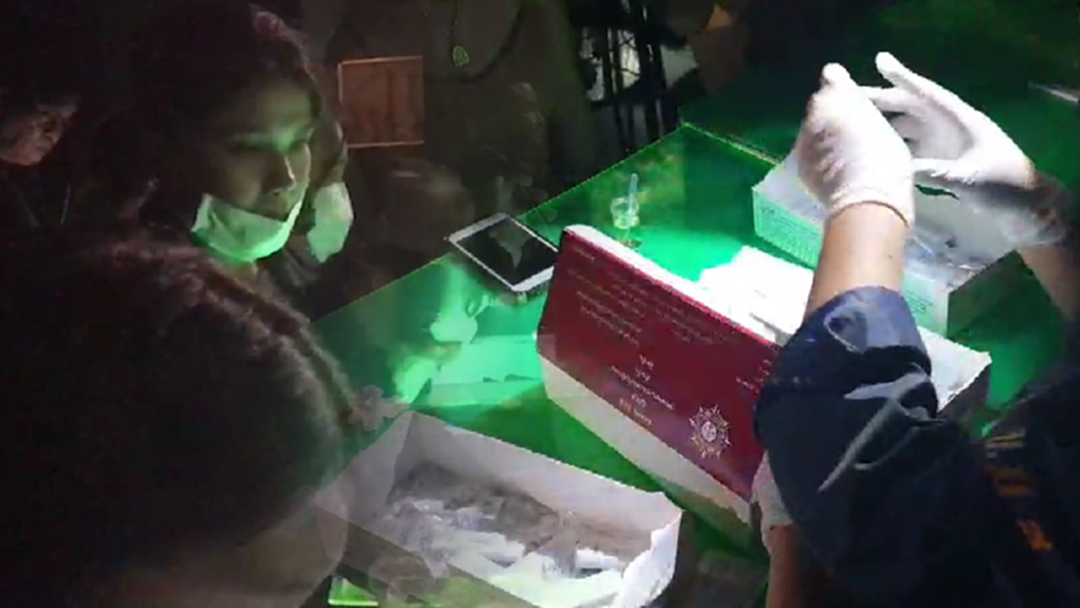 บุกค้นผับดัง ย่านเกษตร-นวมินทร์  ยาเกลื่อนพื้น ฉี่ม่วงกว่า 100 คน [คลิป]