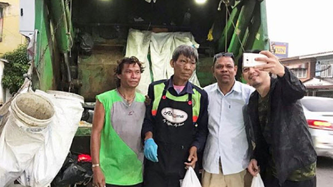 ประทับใจชาวโซเชียล! "หนุ่ม ศรราม" เซลฟี่กับคนเก็บขยะ มิตรภาพหาได้ทุกที่