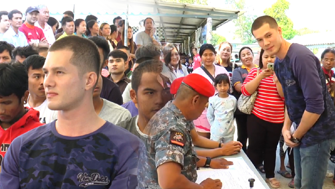ฟิตเต็มที่ "มิกค์ ทองระย้า" เข้ากรมทหารผลัด2 บอกไม่มีอะไรน่ากลัว [คลิป]