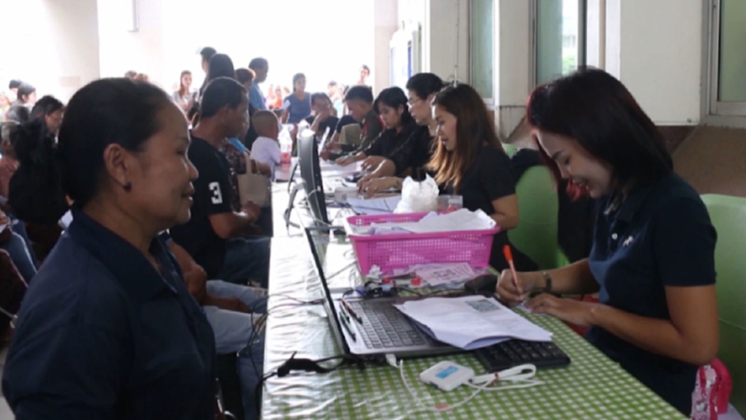 "คลัง" รับรองบัตรคนจนเพิ่มอีก รวมคนไทยมีสิทธิ์ 14.5 ล้านคน "คลัง" รับรองบัตรคนจนเพิ่มอีก รวมคนไทยมีสิทธิ์ 14.5 ล้านคน