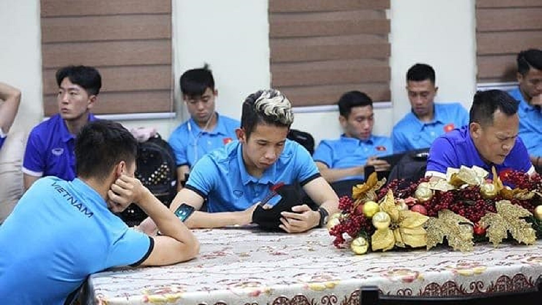 เข้าไม่ได้ !แข้ง"เวียดนาม"เซ็ง ติดด่าน 4 ชั่วโมง ก่อนดวล "ฟิลิปปินส์" ศึกชิงแชมป์อาเซียน เข้าไม่ได้ !แข้ง"เวียดนาม"เซ็ง ติดด่าน 4 ชั่วโมง ก่อนดวล "ฟิลิปปินส์" ศึกชิงแชมป์อาเซียน