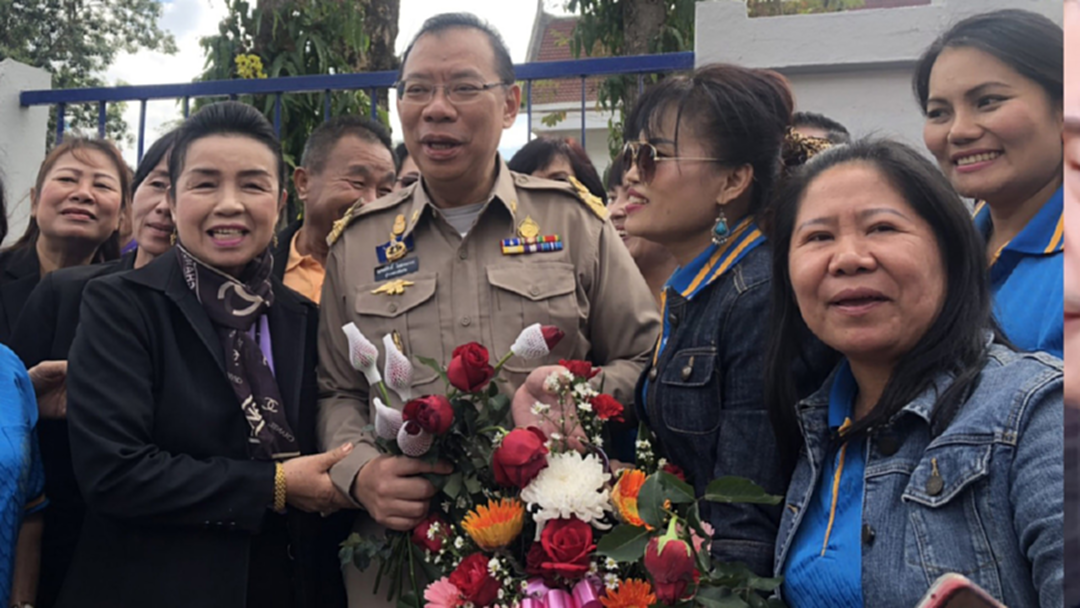 แห่ให้กำลังใจ "ผู้ว่าฯณรงค์ศักดิ์" ขึ้นศาลคดีฟ้องสื่อหมิ่นไม่อนุมัติสร้างตุงเชียงราย