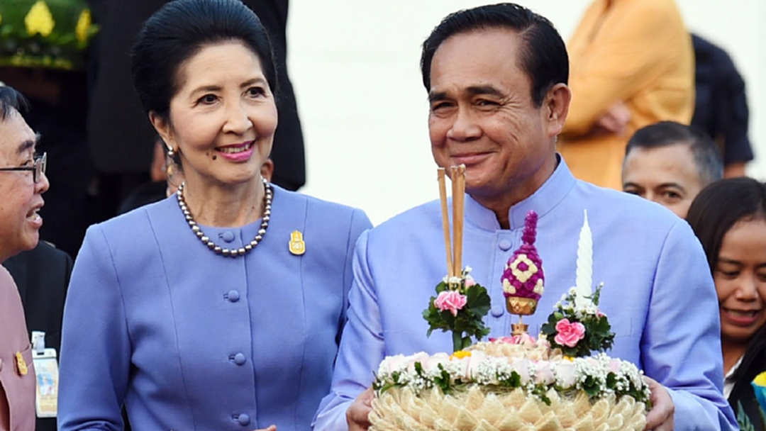 "บิ๊กตู่" ควงอาจารย์น้อง ลอยกระทง ขอเป็นตัวแทนคนไทยมีรายได้ดีขึ้น "บิ๊กตู่" ควงอาจารย์น้อง ลอยกระทง ขอเป็นตัวแทนคนไทยมีรายได้ดีขึ้น