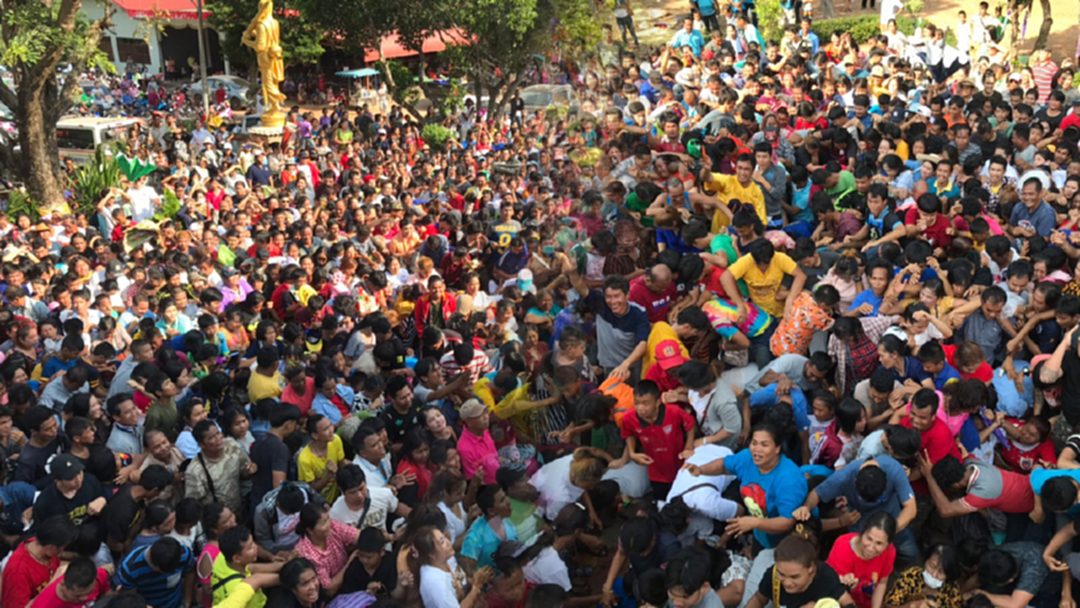 แน่นขนัดโปรยทานงานกฐินชลบุรี แห่รับแหวนทอง 300วง เงิน 3แสน [คลิป]