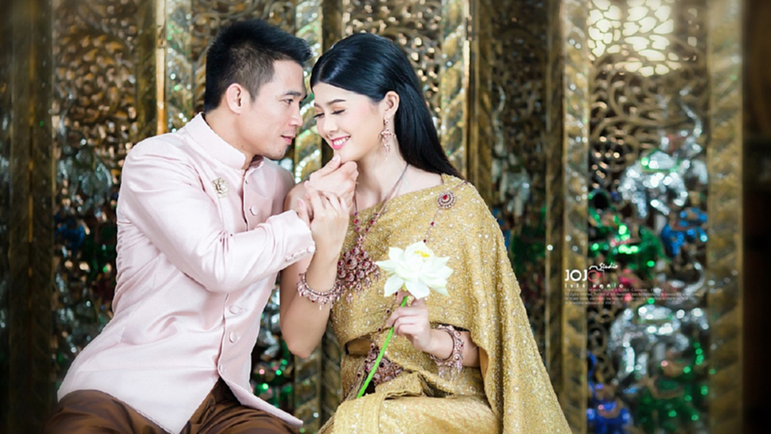 หวานเจี๊ยบ!! “ศรีสะเกษ-น้องจ๋า” โชว์สวีทภาพพรีเวดดิ้งชุดไทย หวานเจี๊ยบ!! “ศรีสะเกษ-น้องจ๋า” โชว์สวีทภาพพรีเวดดิ้งชุดไทย