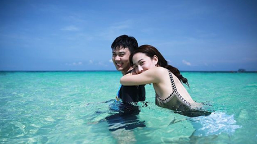 "แต้ว ณฐพร" โชว์สวีทซบหวานใจ อวดแผ่นหลังขาวจั๊วะ! "แต้ว ณฐพร" โชว์สวีทซบหวานใจ อวดแผ่นหลังขาวจั๊วะ!