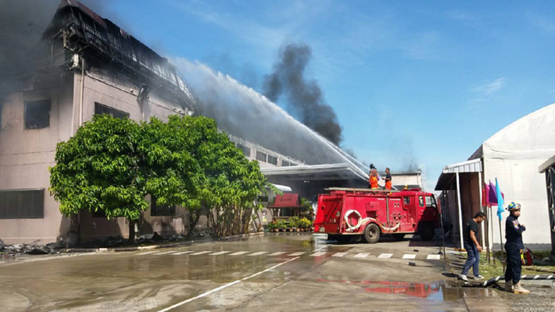 คนงานนับ100 ระทึก ! ไฟไหม้โรงงานผลิตไฟหน้ารถยนต์ในนิคมปราจีนฯ [คลิป]