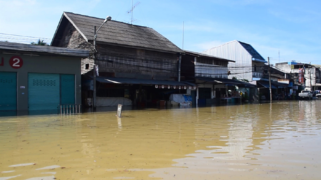 น้ำป่าหลากท่วมย่านการค้าเมือง "ตรัง" ร้านค้า - โรงเรียน ต้องปิดด่วน น้ำป่าหลากท่วมย่านการค้าเมือง "ตรัง" ร้านค้า - โรงเรียน ต้องปิดด่วน