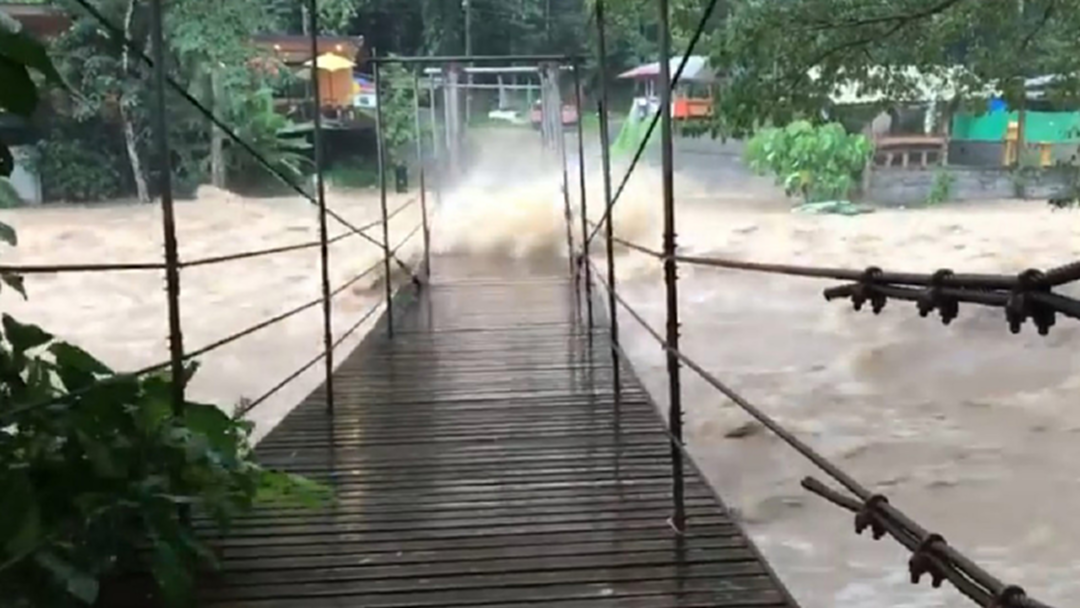 ฝนตกนครศรีฯหนักต่อเนื่อง "น้ำป่า" คีรีวงไหลบ่าแรง เตือนเขตเมืองรับมือน้ำล้น ฝนตกนครศรีฯหนักต่อเนื่อง "น้ำป่า" คีรีวงไหลบ่าแรง เตือนเขตเมืองรับมือน้ำล้น