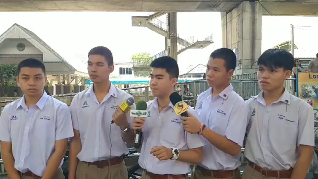 ฮีโร่! น้องๆ รร.วัดสุทธิฯ ช่วยชาวจีนคิดสั้น เตรียมโดดสะพาน ฮีโร่! น้องๆ รร.วัดสุทธิฯ ช่วยชาวจีนคิดสั้น เตรียมโดดสะพาน