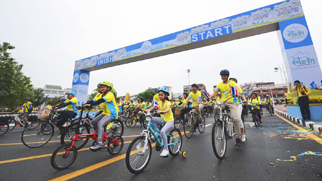 สมเด็จพระเจ้าอยู่หัว โปรดเกล้าฯปล่อยขบวน “Bike อุ่นไอรัก” จักรยานครอบครัว [คลิป]