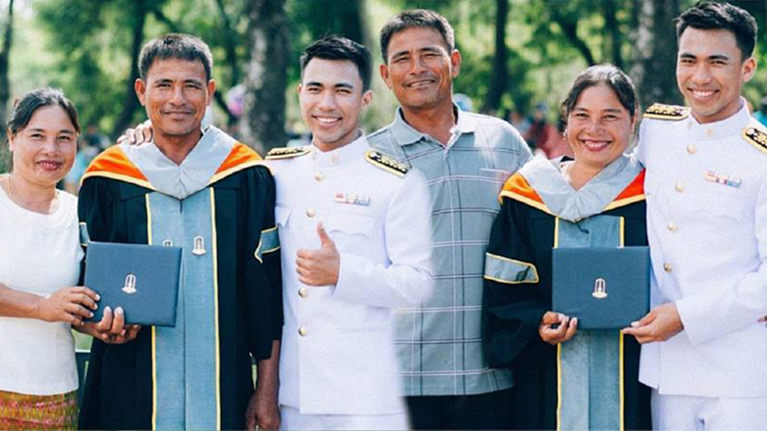 ประทับใจ! หนุ่มเรียนจบยกปริญญาเป็นของพ่อ-แม่ พร้อมเตรียมชุดไว้ให้ ประทับใจ! หนุ่มเรียนจบยกปริญญาเป็นของพ่อ-แม่ พร้อมเตรียมชุดไว้ให้