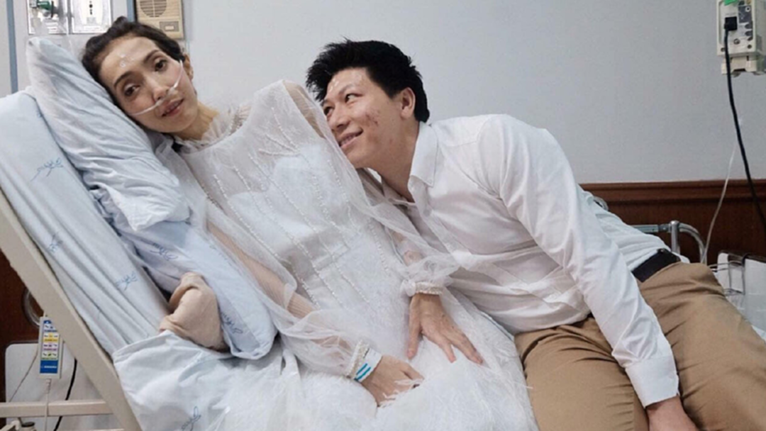 ผ่านไปด้วยกัน! หนุ่มแต่งงานกับแฟนสาวกลางห้องพักผู้ป่วยศิริราช ผ่านไปด้วยกัน! หนุ่มแต่งงานกับแฟนสาวกลางห้องพักผู้ป่วยศิริราช