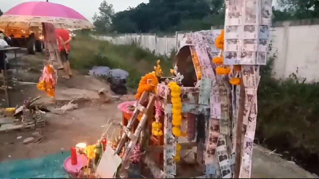 "ศาลกาโม่" ตั้งใหม่มีจอมปลวกโผล่ เพิ่มพลังศรัทธาเจ้าพ่อยังอยู่ [คลิป]
