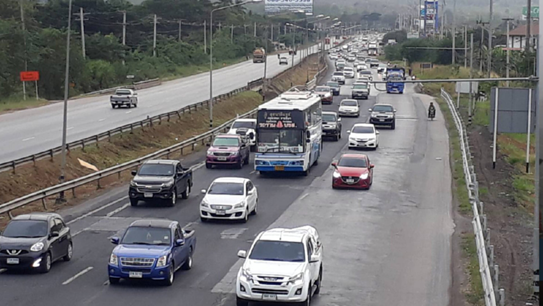 รถยังแน่น "มิตรภาพ" ผ่านสระบุรีติดยาวกว่า 30 กม. - สายเหนือ "นครสวรรค์" เคลื่อนตัวช้า [คลิป]