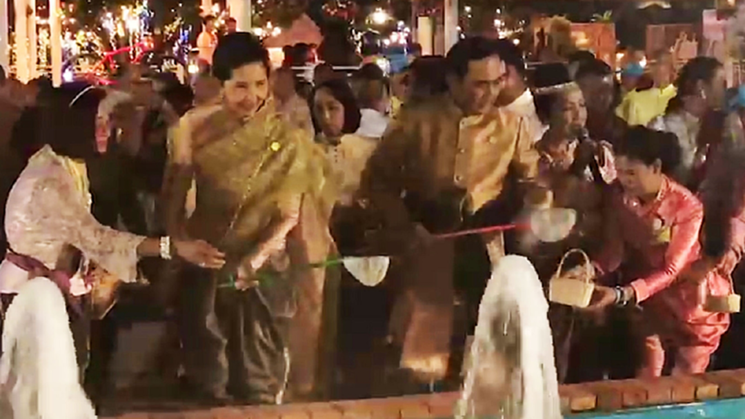 "บิ๊กตู่" อารมณ์ดีควงภรรยา แปลงกายสวมชุดไทย ชมงาน "อุ่นไอรัก" "บิ๊กตู่" อารมณ์ดีควงภรรยา แปลงกายสวมชุดไทย ชมงาน "อุ่นไอรัก"