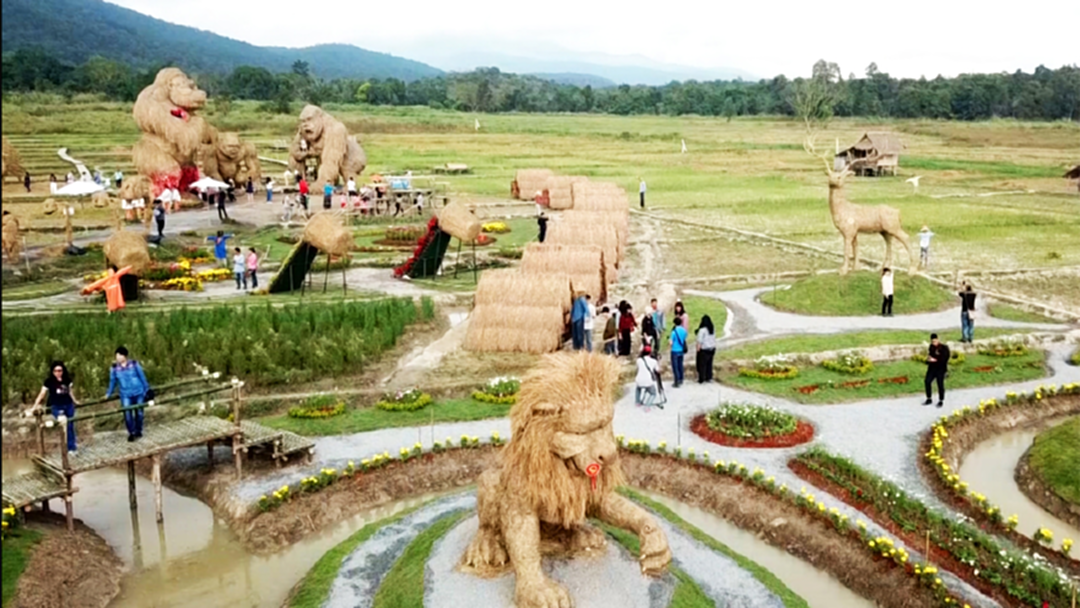 สวยงามอลังการหุ่นฟางเพิ่มอีก 9 ตัว ในหมู่บ้านคิงคองยักษ์ เชียงใหม่ [คลิป]