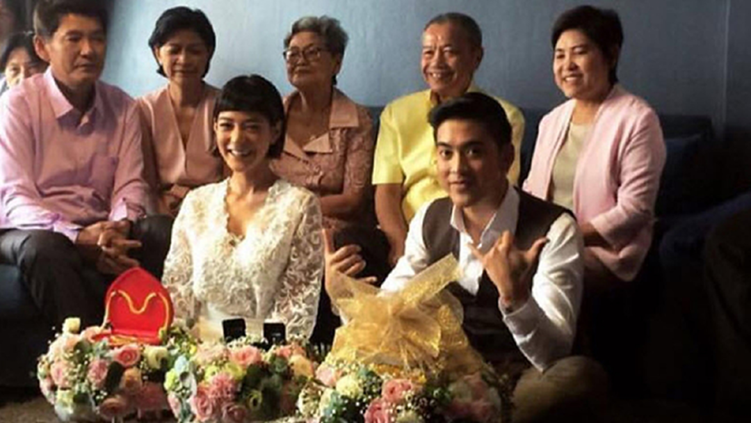 "สายป่าน" ควง "วุฒิ นันทวุฒิ" เข้าพิธีหมั้นแบบเรียบง่าย "สายป่าน" ควง "วุฒิ นันทวุฒิ" เข้าพิธีหมั้นแบบเรียบง่าย