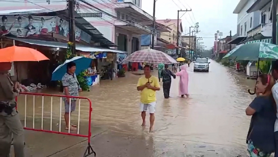 บางสะพานน้อยระทม น้ำท่วม ซ้ำซาก 5 รอบ ใน 1 เดือน บางสะพานน้อยระทม น้ำท่วม ซ้ำซาก 5 รอบ ใน 1 เดือน