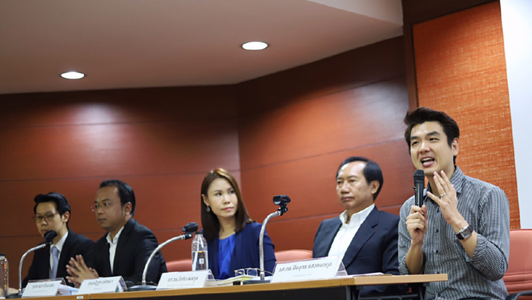 พรรคตรงข้าม คสช. ลั่นเข้าสภาได้ แก้ “รัฐธรรมนูญ” ทันที พรรคตรงข้าม คสช. ลั่นเข้าสภาได้ แก้ “รัฐธรรมนูญ” ทันที