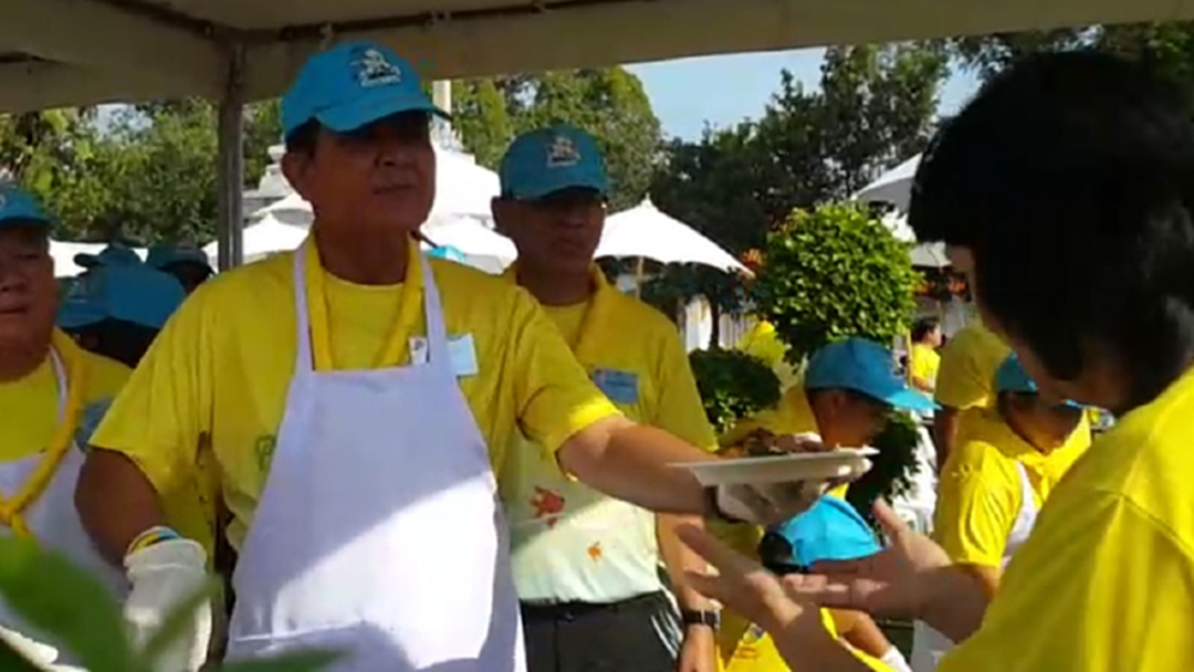 คนไทยแท้จริงรักผม "บิ๊กตู่" ยิ้มคนตะโกนเชียร์นั่งนายกฯต่อ พร้อมโชว์ลีลาทำอาหาร [คลิป]