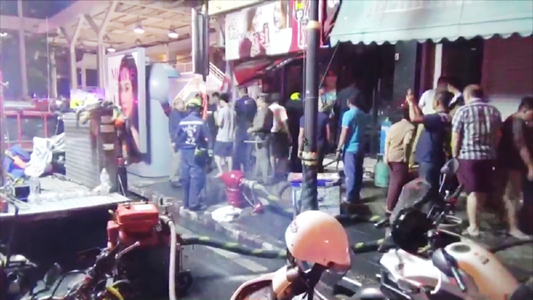 ระทึกกลางดึก !ไฟไหม้ร้านโชว์ห่วยข้างรพ.เลิศสิน ช่วยกันดับวุ่น