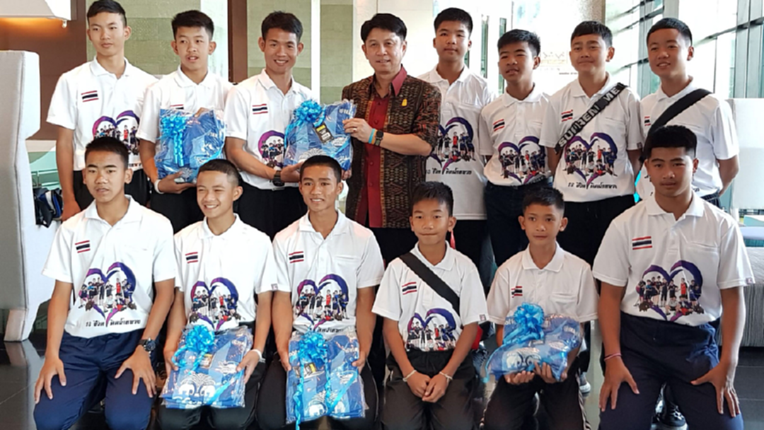 ถึงแล้วพัทยาบีช ! "โค้ชเอก" นำทีม 13หมูป่าขอบคุณ "ซีล" ก่อนร่วมเปิดตัวไทยปธ.อาเซียน ถึงแล้วพัทยาบีช ! "โค้ชเอก" นำทีม 13หมูป่าขอบคุณ "ซีล" ก่อนร่วมเปิดตัวไทยปธ.อาเซียน