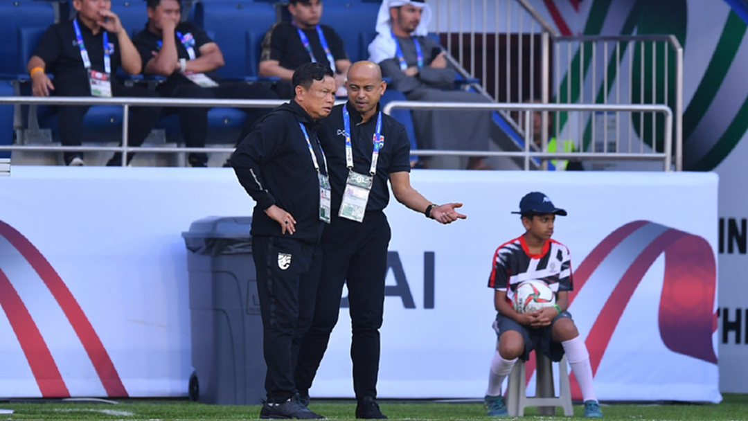รุกเต็มกำลัง!! "โค้ชโชค" เผยสาเหตุที่ “ช้างศึก” ปรับมาเล่น 3-5-2 เกมชน “บาห์เรน” รุกเต็มกำลัง!! "โค้ชโชค" เผยสาเหตุที่ “ช้างศึก” ปรับมาเล่น 3-5-2 เกมชน “บาห์เรน”