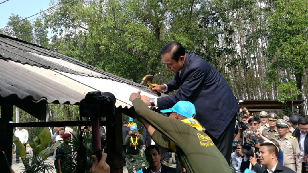 วันนี้อารมณ์ดี "บิ๊กตู่" ร่ายยาวคนมองสร้างภาพปีนหลังคา ย้ำไม่ได้สร้างคะแนน