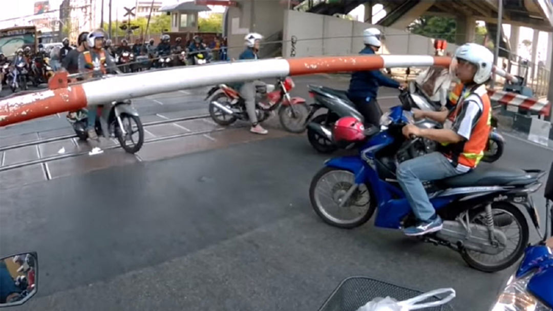 กฎมีไว้แหก? สุดเอือมคนไร้วินัย ลอดไม้กั้นทางรถไฟไม่ยอมหยุดรอ [คลิป]