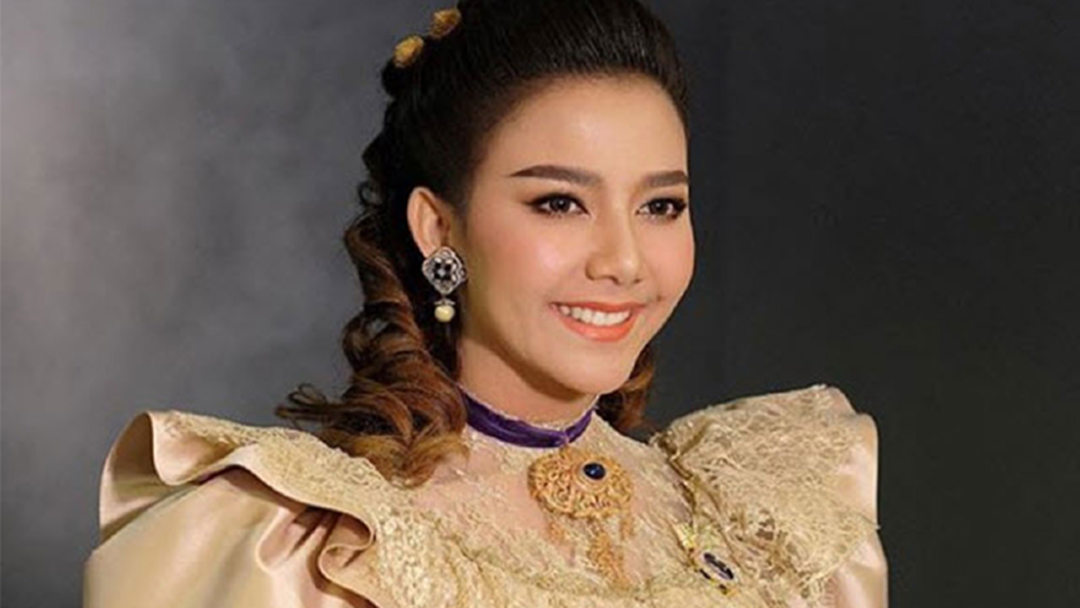 แทบไม่เชื่อสายตา! "จ๊ะ อาร์สยาม" สลัดลุคนุ่งชุดไทยครั้งแรกในชีวิต "น้องฉัตร" สะบัดแปรงแต่งสวยเป๊ะเวอร์! แทบไม่เชื่อสายตา! "จ๊ะ อาร์สยาม" สลัดลุคนุ่งชุดไทยครั้งแรกในชีวิต "น้องฉัตร" สะบัดแปรงแต่งสวยเป๊ะเวอร์!
