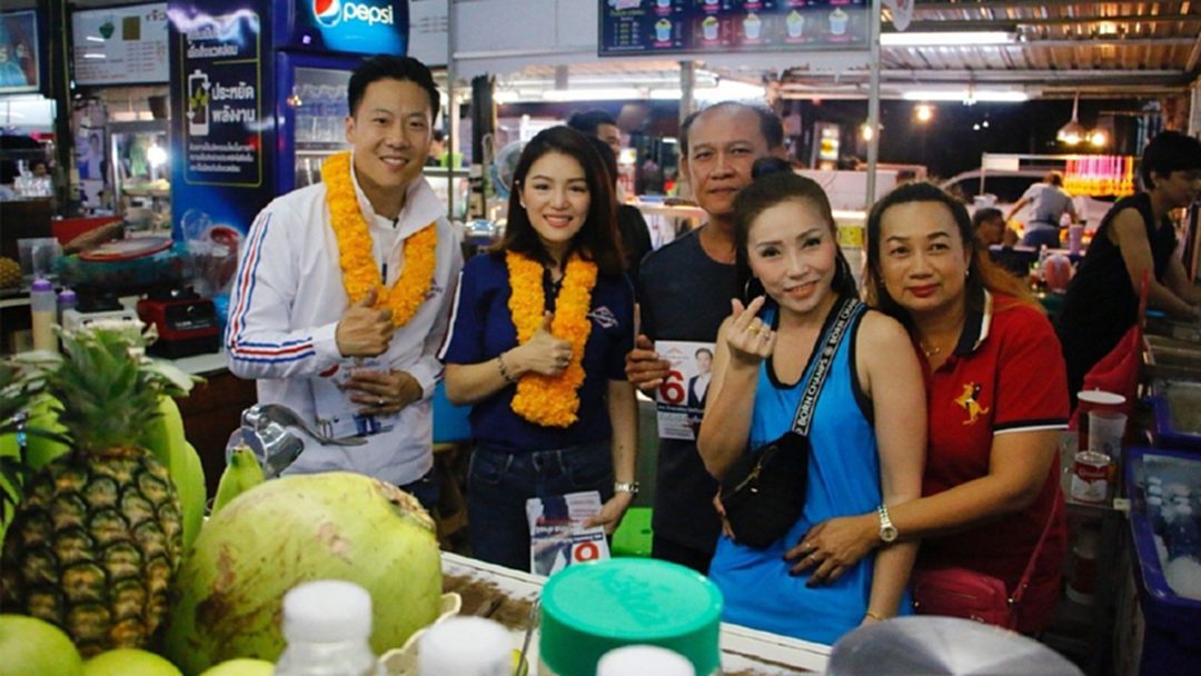 เลือกตั้ง 62 : "มาดามเดียร์" ควง "ไกรเสริม" หาเสียงตลาดสวนหมากคึกคัก