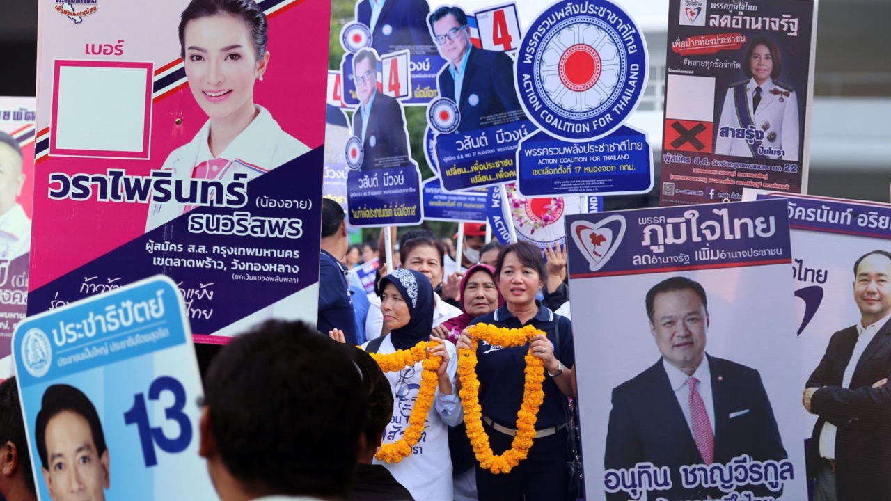 เลือกตั้ง 62 : เช็กลิสต์ 'พรรคการเมือง' ใครขั้วไหน? เลือกตั้ง 62 : เช็กลิสต์ 'พรรคการเมือง' ใครขั้วไหน?