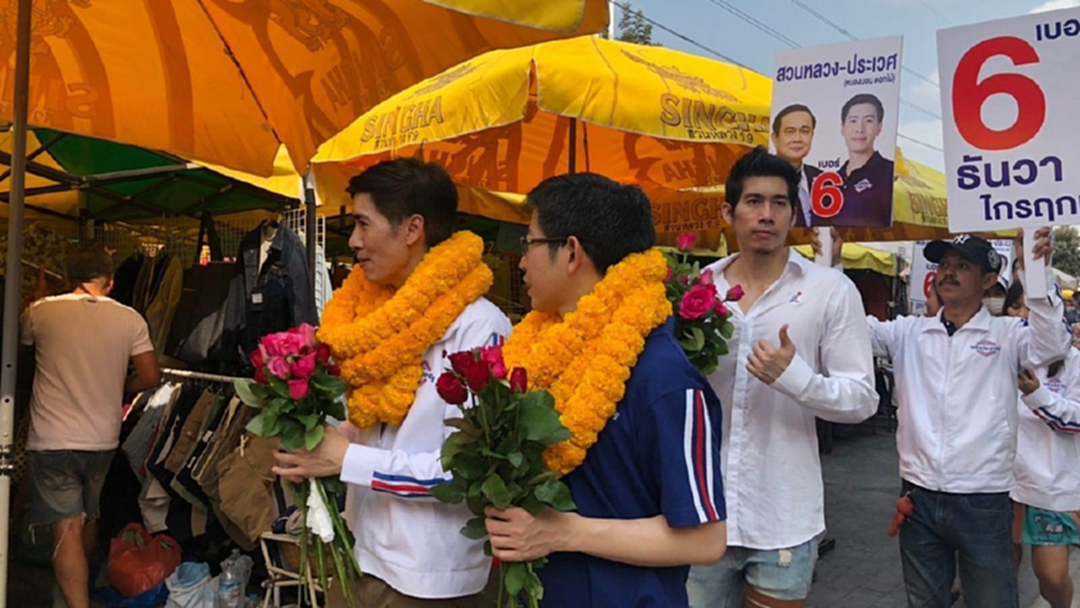 เลือกตั้ง 62 : "กอบศักดิ์" ควงผู้สมัคร เขต 20 กทม. หาเสียงรับฟังปัญหาปากท้อง แย้มดีใจ "บิ๊กตู่" รับชิงนายกฯ เลือกตั้ง 62 : "กอบศักดิ์" ควงผู้สมัคร เขต 20 กทม. หาเสียงรับฟังปัญหาปากท้อง แย้มดีใจ "บิ๊กตู่" รับชิงนายกฯ