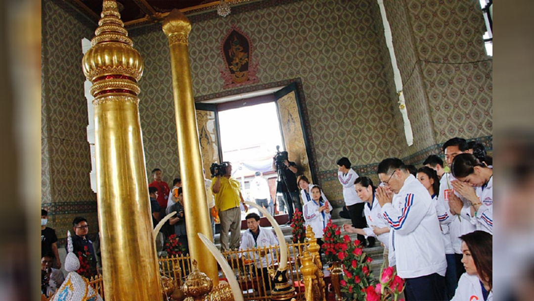 เลือกตั้ง 62 : "อุตตม" นำผู้สมัคร ส.ส.กทม. ไหว้ศาลหลักเมือง - วัดพระแก้ว ขอพรทำงานเพื่อชาติสำเร็จ เลือกตั้ง 62 : "อุตตม" นำผู้สมัคร ส.ส.กทม. ไหว้ศาลหลักเมือง - วัดพระแก้ว ขอพรทำงานเพื่อชาติสำเร็จ