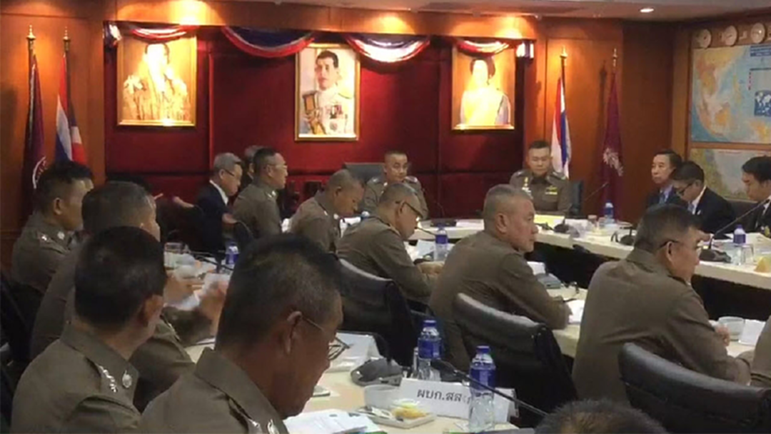 "ศรีวราห์" ปัดตอบป้าย "พปชร." ถูกทำลายเหตุการเมืองหรือไม่ ย้ำประชาชนห้ามเคลื่อนย้ายป้ายหาเสียงเองโดยพละการ "ศรีวราห์" ปัดตอบป้าย "พปชร." ถูกทำลายเหตุการเมืองหรือไม่ ย้ำประชาชนห้ามเคลื่อนย้ายป้ายหาเสียงเองโดยพละการ
