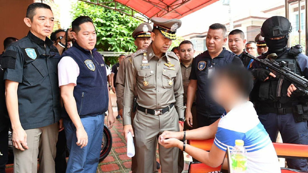 ลุยยึดทรัพย์ "บิ๊กโจ๊ก" บุกบ้านนายทุนเงินกู้ 30 จุดทั่วกรุงฯ ลุยยึดทรัพย์ "บิ๊กโจ๊ก" บุกบ้านนายทุนเงินกู้ 30 จุดทั่วกรุงฯ