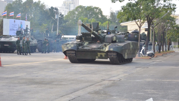 ไม่ต้องตกใจ "รถถัง" โผล่วันนี้เดินทางกลับหน่วยหลังฝึกเสร็จ [คลิป]