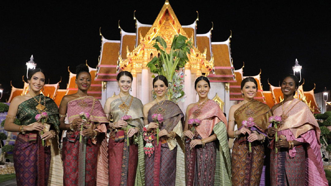 เก็บตกบรรยากาศ คณะสาวงามมิสเวิลด์ นุ่งชุดไทยร่วมเวียนเทียนเนื่องในวันมาฆบูชา เก็บตกบรรยากาศ คณะสาวงามมิสเวิลด์ นุ่งชุดไทยร่วมเวียนเทียนเนื่องในวันมาฆบูชา