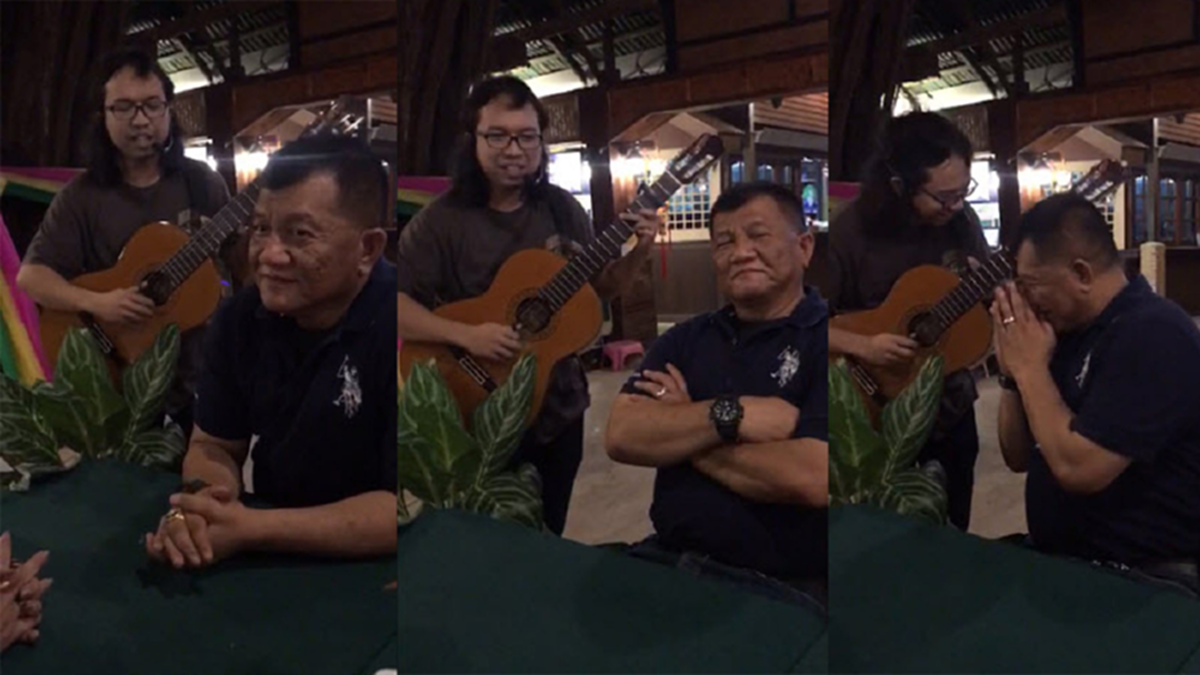 แฟนคลับขอร้องเพลง “คนดีไม่มีวันตาย” ให้ “พล.ต.ท.สมหมาย” กลางร้านอาหาร [คลิป]
