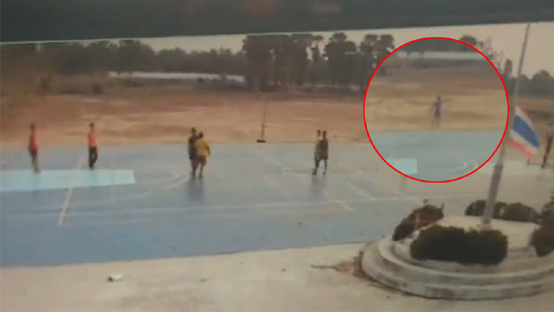 อุกอาจ! แก๊งโจ๋โคราช ถือปืนบุกโรงเรียน ไล่ยิงเด็กกลางสนามกีฬา [คลิป]
