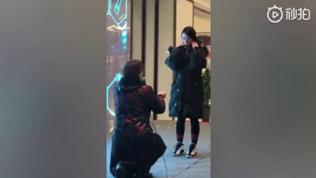 คนที่ใช่!! แม่ชาวจีนคุกเข่าขอว่าที่สะใภ้ “แต่งงาน” แทนลูกชายที่ไปเป็นทหาร คนที่ใช่!! แม่ชาวจีนคุกเข่าขอว่าที่สะใภ้ “แต่งงาน” แทนลูกชายที่ไปเป็นทหาร