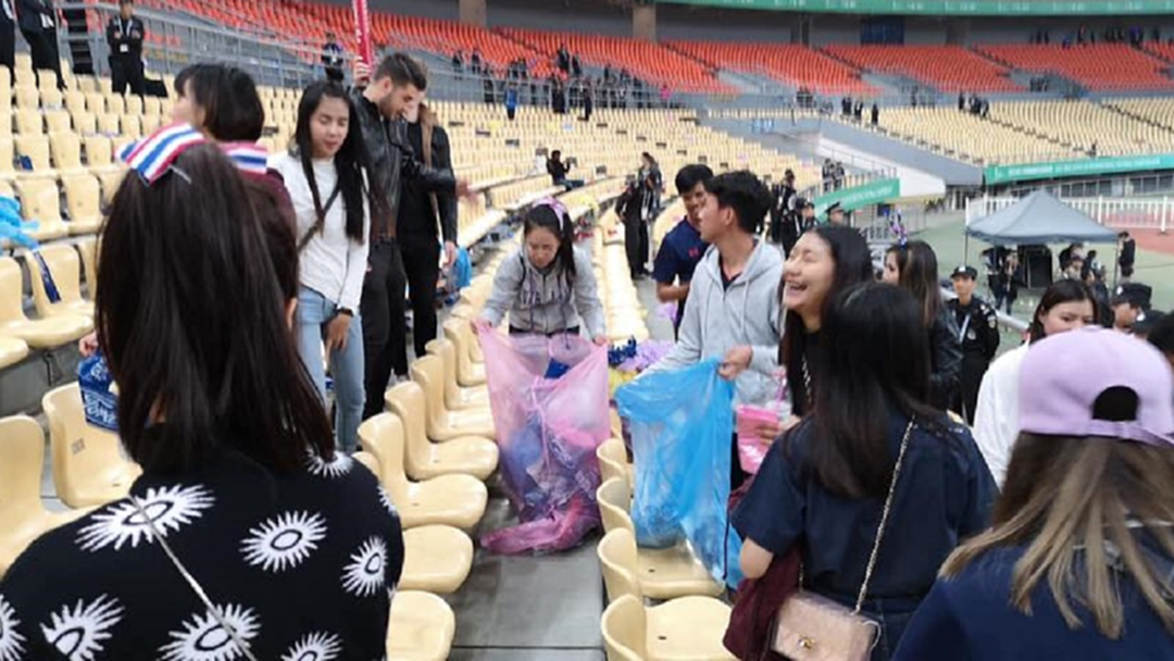 แบบอย่างที่ดี!! แฟนบอลไทยร่วมใจกันเก็บขยะหลังเกมไชน่าคัพ [คลิป]