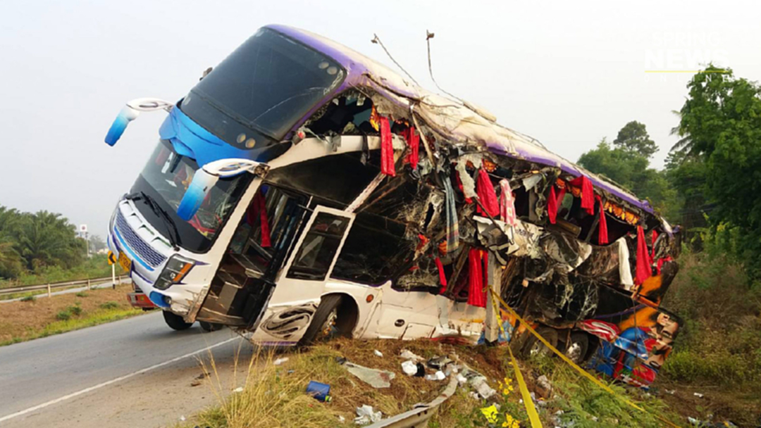 สลด ! นักเรียนม.2ดับคาซากบัส รถทัศนศึกษาพลิกคว่ำถนนสายเสี่ยง 304