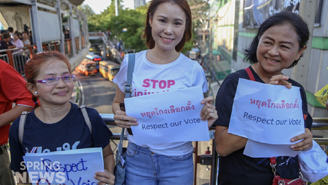 ประมวลภาพรวบรวมรายชื่อร่วมถอดถอนกรรมการการเลือกตั้ง
