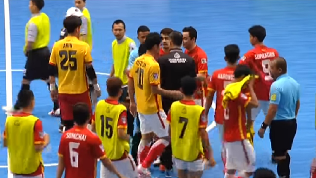 ซัดกันยับ!! นักเตะ-แฟนบอลผสมโรงมีเรื่องเกมฟุตซอลลีก “สุราษฎร์-ธรรมศาสตร์” [คลิป]