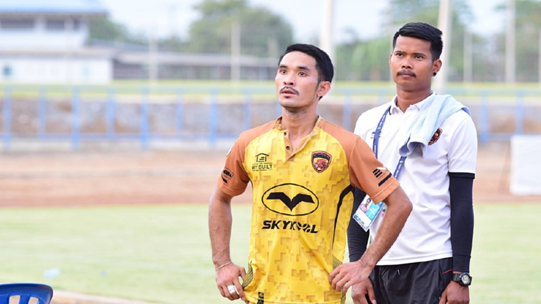 นักเลงหรือนักบอล!! สั่งแบนแข้งทีมบ้านคุณแม่ 10 นัดหลัง “บีบคอ-ด่ากรรมการ” นักเลงหรือนักบอล!! สั่งแบนแข้งทีมบ้านคุณแม่ 10 นัดหลัง “บีบคอ-ด่ากรรมการ”