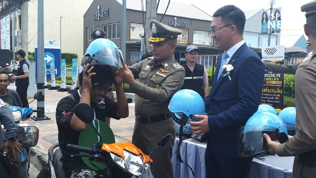 ตำรวจพัทยา ห่วงประชาชนแจกหมวกกันน็อคฟรี 200 ใบ หวังขับขี่ปลอดภัยช่วงเทศกาลสงกรานต์ ตำรวจพัทยา ห่วงประชาชนแจกหมวกกันน็อคฟรี 200 ใบ หวังขับขี่ปลอดภัยช่วงเทศกาลสงกรานต์