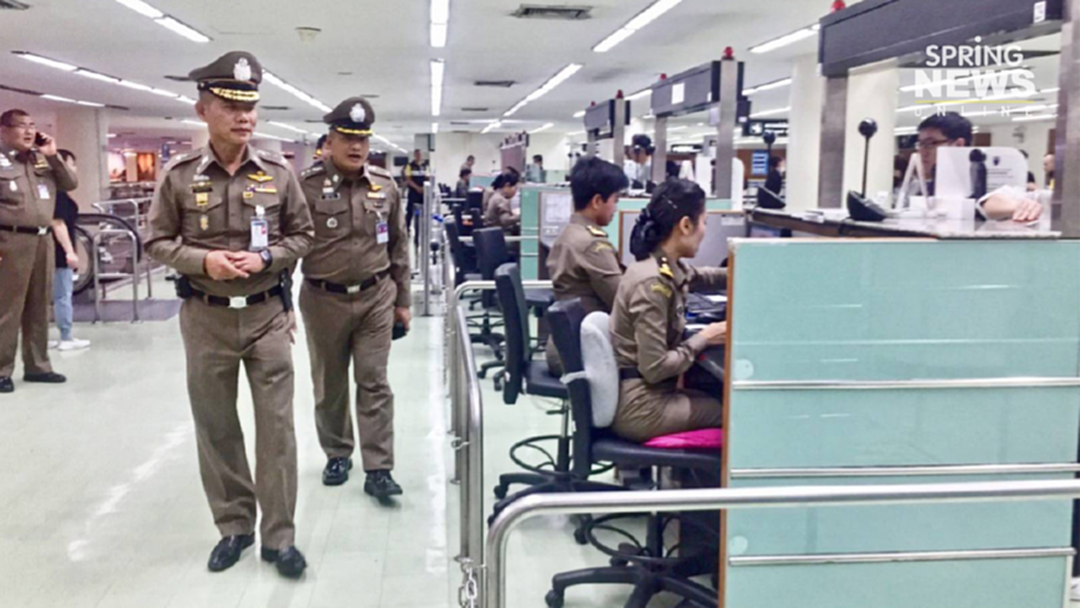 พายุฤดูร้อนถล่มดอนเมือง ทำเครื่องบินรวนกว่า 18 เที่ยวบิน ส่งผลให้มีผู้โดยสารตกค้างราว 3,000 คน ตม.วุ่นเร่งแก้ พายุฤดูร้อนถล่มดอนเมือง ทำเครื่องบินรวนกว่า 18 เที่ยวบิน ส่งผลให้มีผู้โดยสารตกค้างราว 3,000 คน ตม.วุ่นเร่งแก้